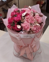 Букет с кустовыми пионовидными розами, гвоздиками и эвкалиптом