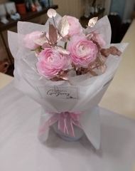 Букет с ранункулюсами и эвкалиптом