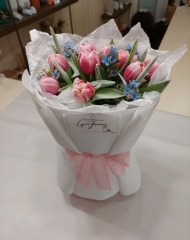 Букет из махровых тюльпанов сорта Колумбус и твидии