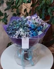 Букет из гортензии, кустовой розы, тюльпанов, статицы, гипсофилы и эвкалипта