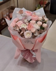 Букет нежнейший микс ранункулюсов, садовых роз и цветов цимбидиума, обрамлённый в розовое золото эвкалипта