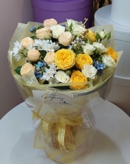 Букет с розами пионовидными, нарциссами и твидией