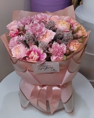 Букет с розами пионовидными Джульетта, тюльпанами, скиммией,  гвоздикой