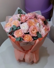 Букет с розами пионовидными  Джульетта, ранункулюсами и эвкалиптом