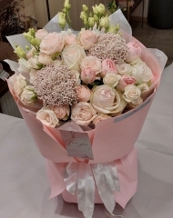 Букет с розами Вайт О'Хара, пионовидными кустовыми розами, озотамнусом, эустомой