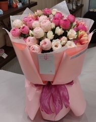 Букет из садовых роз и тюльпанов