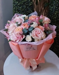 Букет с французской и пионовидными розами, ранункулюсами и эвкалиптом