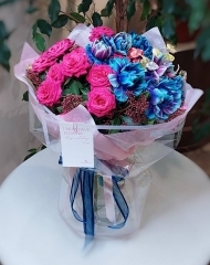 Букет с розами, тюльпанами и скиммией