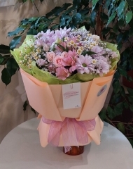 Букет из хризантем, альстромерии, роз и  ромашек