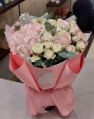 Букет с гортензией и розами