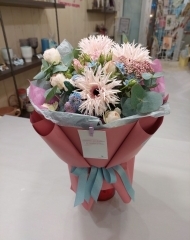 Букет с герберами, хризантемой и озотамнусом