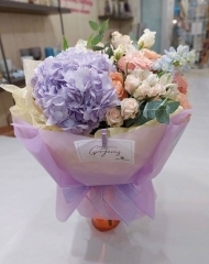 Букет с гортензией, розами различных сортов, дельфиниумом и эвкалиптом