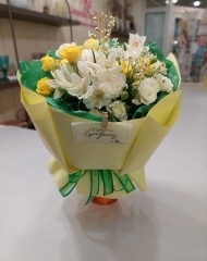 Букет с пионовидными розами, альстромерией, танацетумом и илексом крашеным