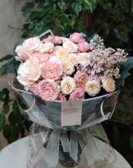 Букет из роз различных сортов и сирени