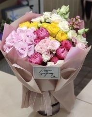 Букет с гортензией, садовыми розами и лизиантусом