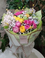 Букет с сиренью, садовыми розами, вибурнумом и гипсофилой