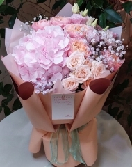 Букет с гортензией, розами, лизиантусом и гипсофилой