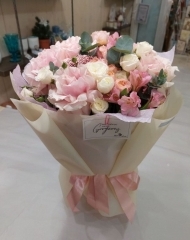 Букет с французской и пионовидными розами, альстромерией и эвкалиптом