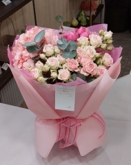 Букет с гортензией,  кустовой и пионовидной розой