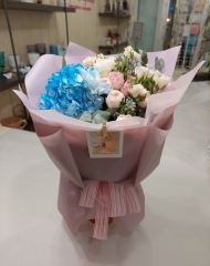 Букет с гортензией, садовыми и кустовыми розами и эвкалиптом