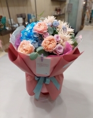 Букет с герберами, гортензией, пионовидными и кустовыми розами