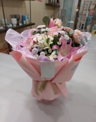 Букет с лилиями, кустовыми розами и хризантемами.