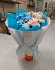 Букет с гортензией, кустовыми розами, гвоздикой и сиренью