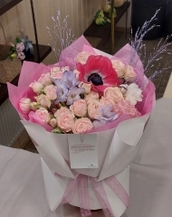 Букет с пионовидными розами, анемонами, фрезией и паникумом.