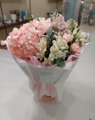 Букет с альстромерией, гортензией, розами и сиренью