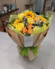 Букет с подсолнухами, пионовидными розами, тюльпанами и ромашкой 