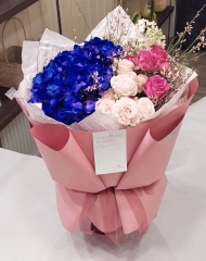 Букет с гортензией, пионовидными розами, генистой и сиренью