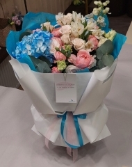 Букет с гортензией, пионовидными розами,  дельфиниумом и эвкалиптом