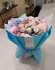 Букет с хризантемами Сантини, гвоздиками, розами, гипсофилой