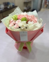 Букет с гортензией, розами и  диантусом