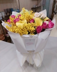 Букет из мимозы, калл и ароматных роз