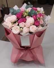 Букет с розами различных сортов и эвкалиптом