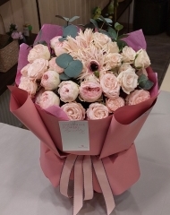 Букет из гербер, роз различных сортов и эвкалипта