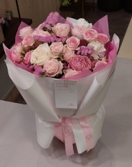 Букет с воздиками, розами пионовидными и статицей