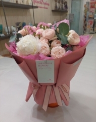 Букет с пионами, садовыми пионовидными розами и эвкалиптом