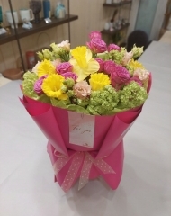 Букет с нарциссами, вибурнумом, розами Классик сенсейшн и эустомой.