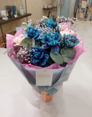 Букет с тюльпанами Дабл баблс,  гипсофилой,  кустовыми розами и эвкалиптом