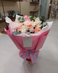 Букет с розами Джульетта,  кустовыми розами,  дельфиниумом и эвкалиптом