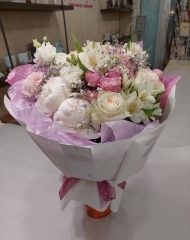 Букет с пионами, альстромерией,  эустомой и кустовыми розами