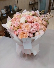 Букет из садовых и кустовых роз различных сортов и сирени