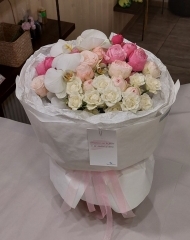 Букет с пионовидными розами,  орхидеей и  кустовыми розами