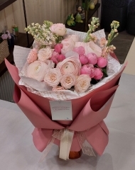 Букет с ранункулюсами, сиренью, матиолой и пионовидными розами