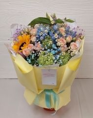 Букет с дельфиниумом, гипсофилой, вибурнумом, кустовыми розами, подсолнухом