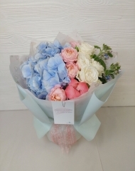 Букет с гортензией, пионами, пионовидными розами и твидией