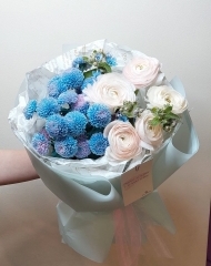 Букет с хризантемой Сантини Мэрмейд и ранункулюсами Клуни Ханой