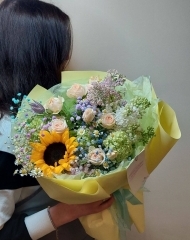 Букет с сиренью, вибурномом, гипсофилой и подсолнухом